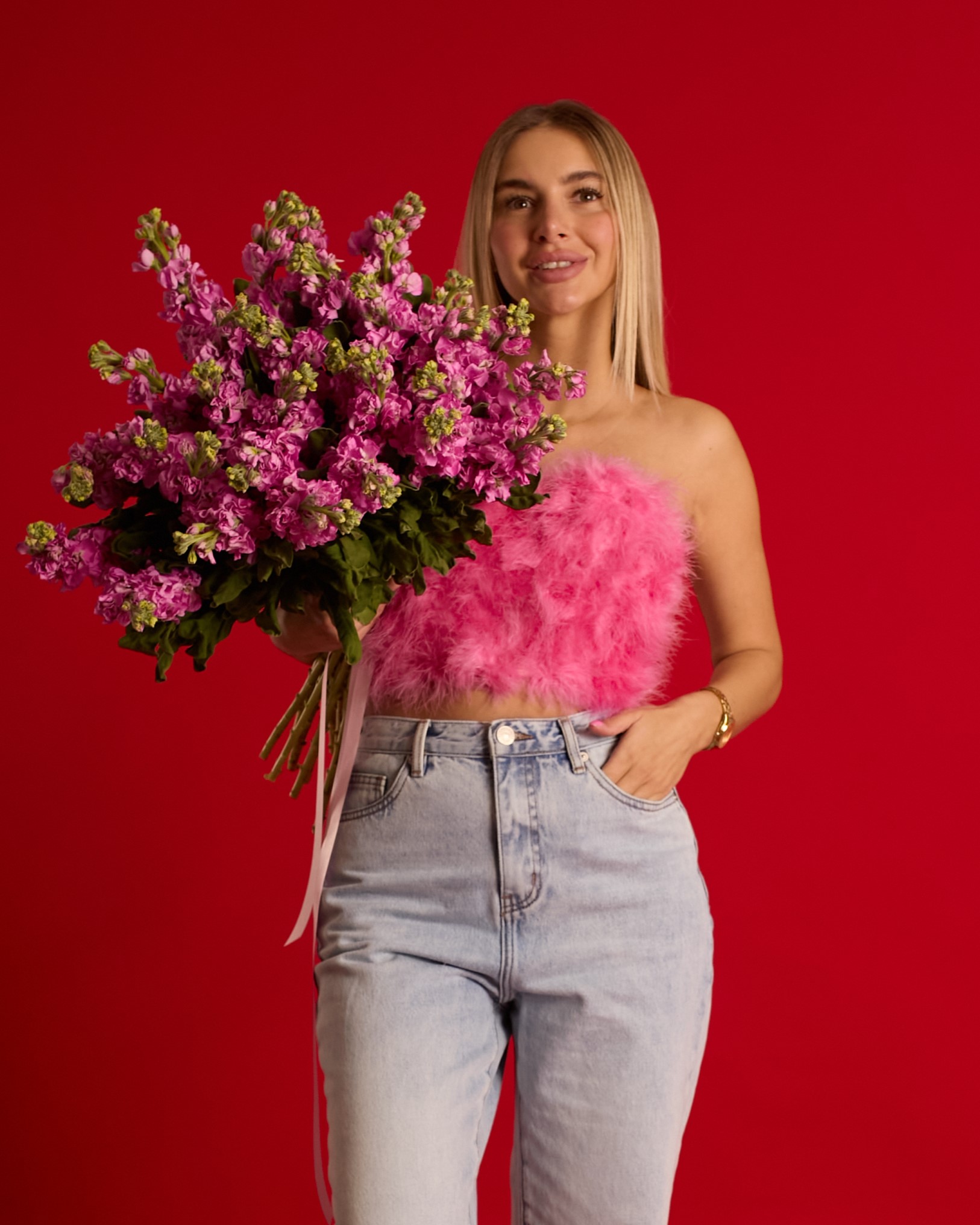 Девушка с цветами на красном фоне