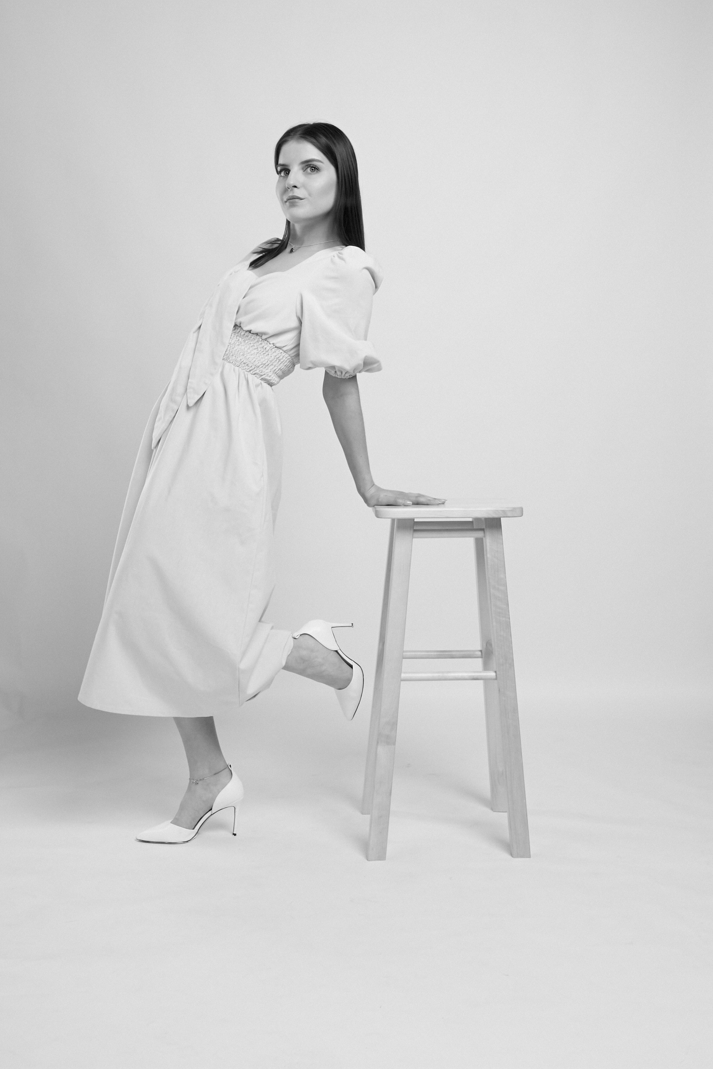 Девушка на белом фоне черно-белое 