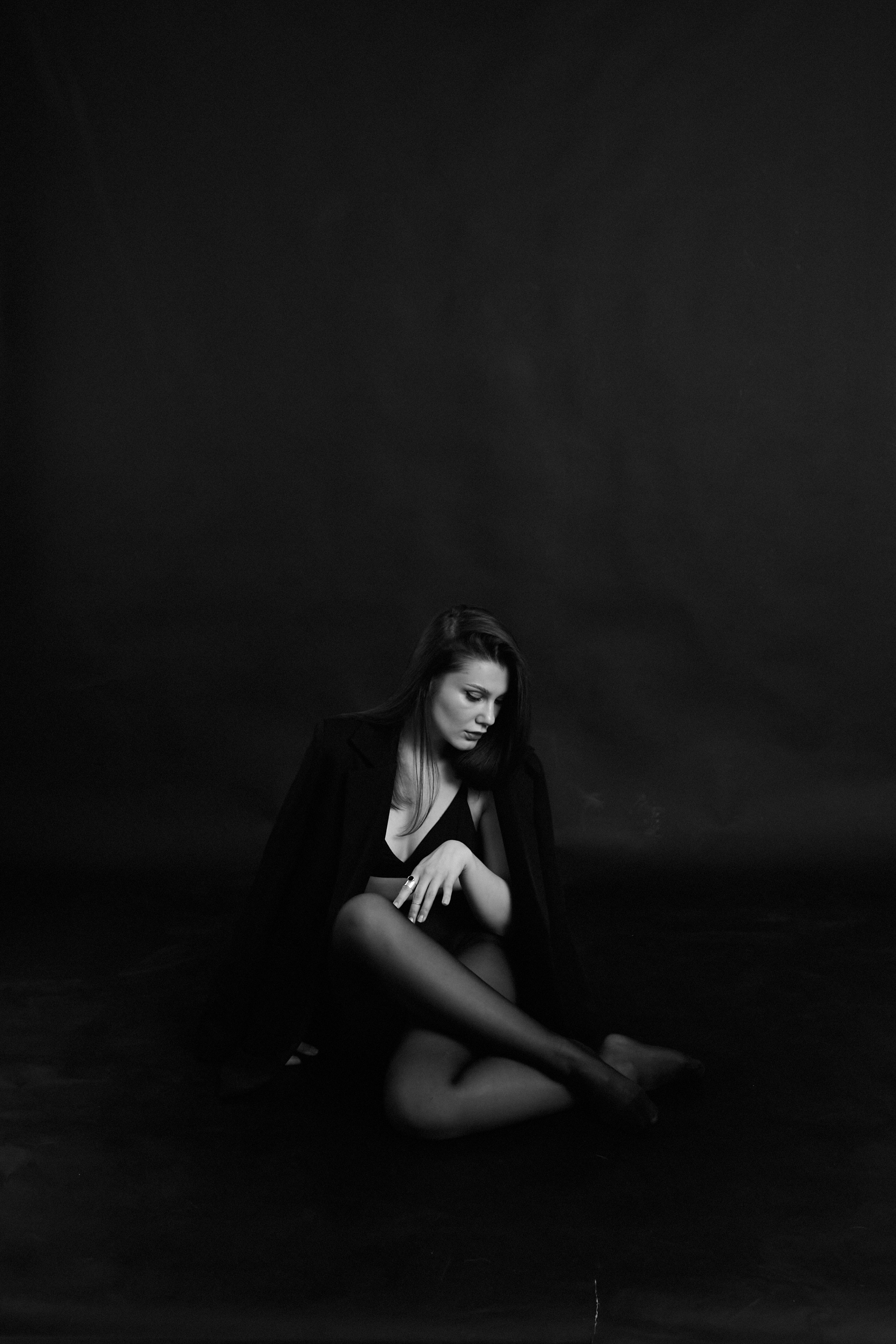Девушка в черном на черном фоне чб