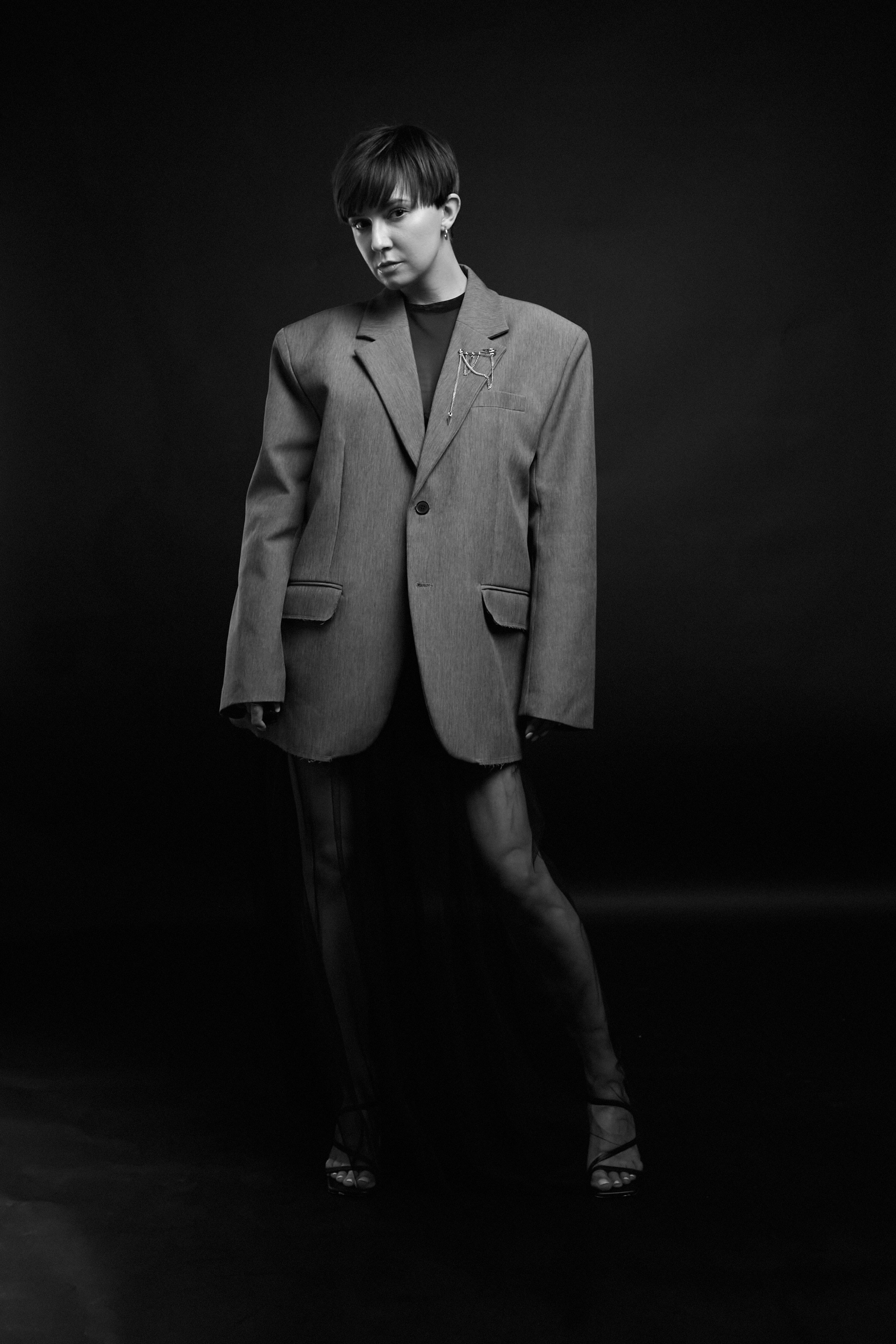 Девушка на черном фоне чб 